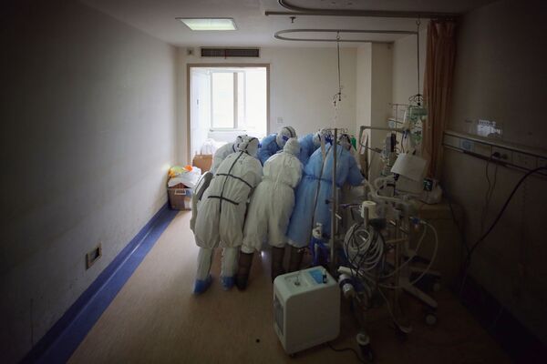 Медицинский персонал возле пациента, инфицированного коронавирусом - Sputnik Южная Осетия