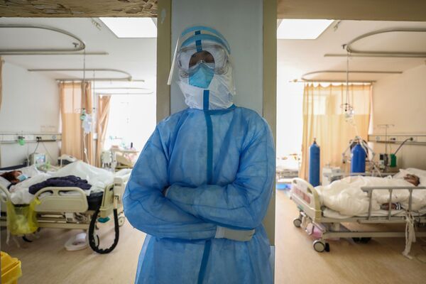 Медицинский работник отдыхает в изоляторе больницы Красного Креста в Ухане  - Sputnik Южная Осетия