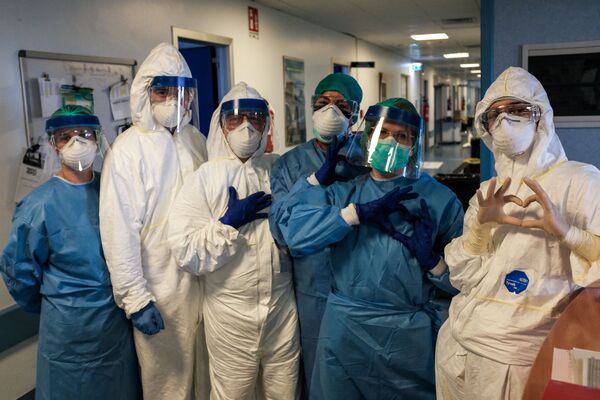Группа медработников позируют перед началом их ночной смены в больнице Кремона, к юго-востоку от Милана - Sputnik Южная Осетия