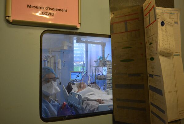 Медсестра во время лечения пациента с COVID-19 в отделении интенсивной терапии в больнице Биша на севере Парижа - Sputnik Южная Осетия