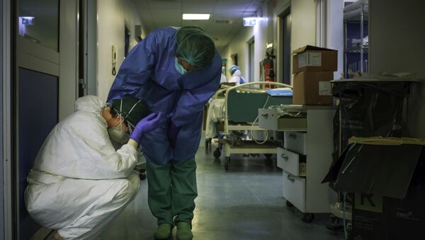 Итальянские медсестры пытаются успокоить друг друга в момент отчаяния - Sputnik Южная Осетия