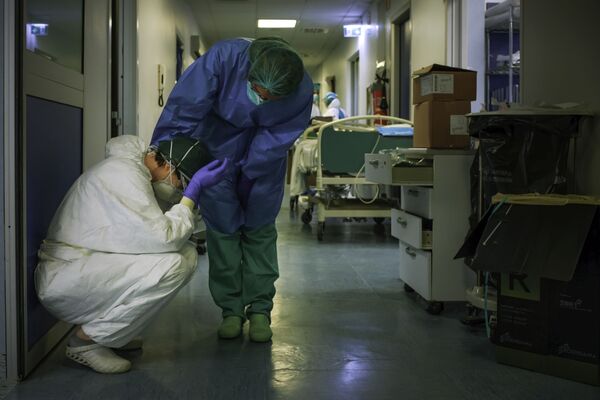 Итальянские медсестры пытаются успокоить друг друга в момент отчаяния - Sputnik Южная Осетия