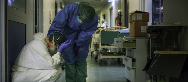 Итальянские медсестры пытаются успокоить друг друга в момент отчаяния Итальянские медсестры пытаются успокоить друг друга в момент отчаяния - Sputnik Южная Осетия