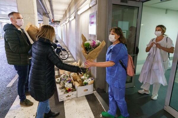 Флористы дарят цветы работникам здравоохранения после смены у больницы Бургоса - Sputnik Южная Осетия