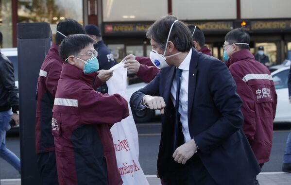 Медиков из Китая, прилетевших на помощь, встречают в Милане - Sputnik Южная Осетия