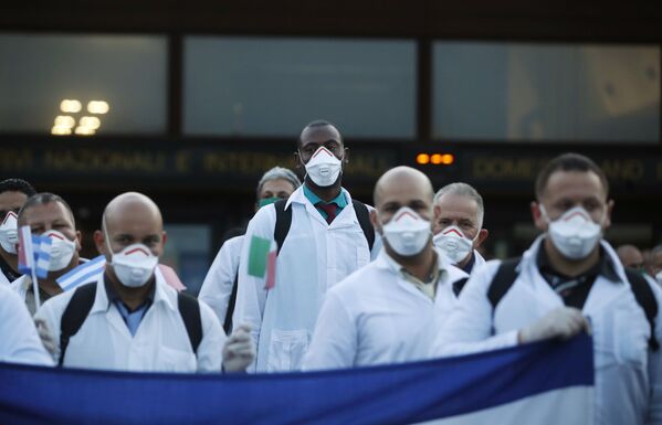 Медики из Кубы, прилетевшие на помощь, по прибытии в аэропорт Мальпенса в Милане, Италия - Sputnik Южная Осетия