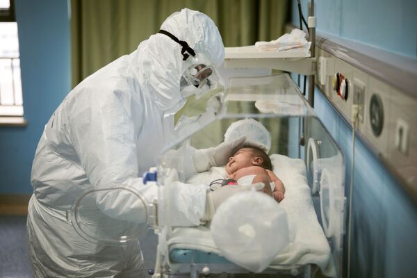Врач с маленьким ребенком, заразившимся коронавирусом - Sputnik Южная Осетия