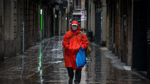 Мужчина в защитной маске идет по улице в центре Барселоны - Sputnik Южная Осетия