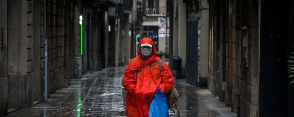 Мужчина в защитной маске идет по улице в центре Барселоны Мужчина в защитной маске идет по улице в центре Барселоны - Sputnik Южная Осетия