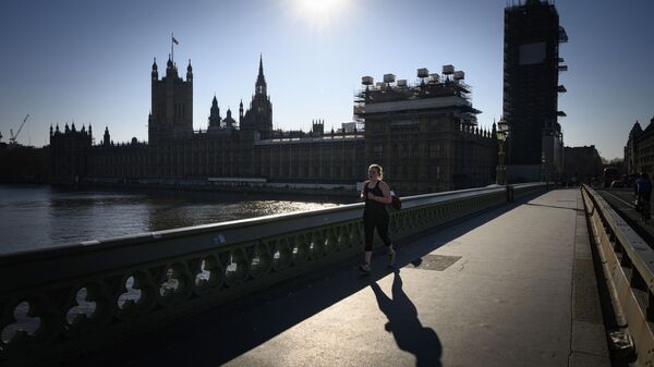 Девушка бегает на Вестминстерском мосту в Лондоне - Sputnik Южная Осетия