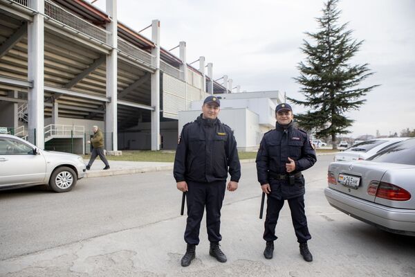 Сотрудники патрульно-постовой службы милиции следят за порядком на улицах, а также проверяют мигрантов. - Sputnik Южная Осетия