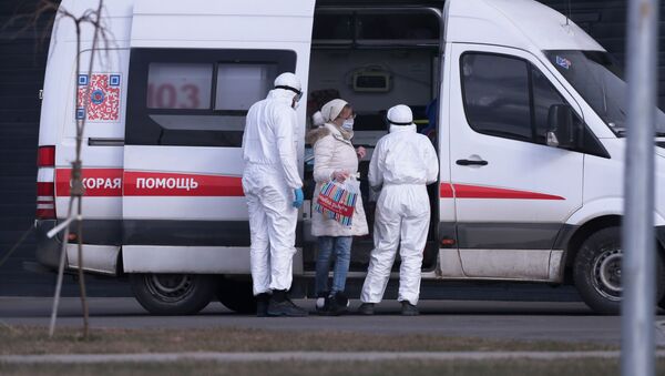 Врачи скорой медицинской помощи доставили пациента с подозрением на коронавирус в больницу в Коммунарке - Sputnik Южная Осетия