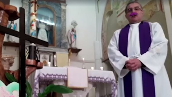 Священник в Италии во время онлайн-мессы случайно включил фильтры - Sputnik Южная Осетия