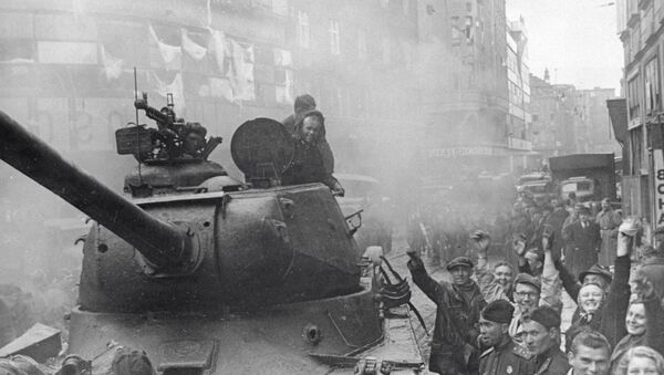 Жители города Моравска-Острава приветствуют бойцов советской армии. - Sputnik Южная Осетия