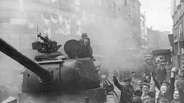 Жители города Моравска-Острава приветствуют бойцов советской армии. - Sputnik Южная Осетия