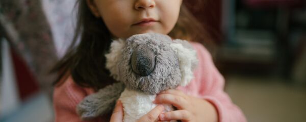 Ребенок с игрушкой Ребенок с игрушкой - Sputnik Южная Осетия