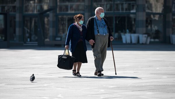 Пожилая пара в масках на улице в Белграде - Sputnik Южная Осетия