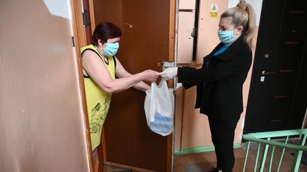 Волонтеры помогают пожилым людям во время карантина  - Sputnik Южная Осетия