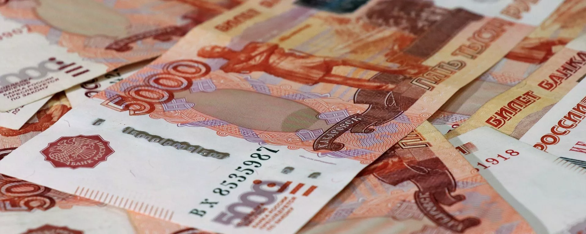 Купюры номиналом 5000 рублей - Sputnik Южная Осетия, 1920, 22.04.2022