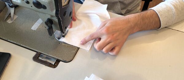 Волонтеры начали шить многоразовые маски Волонтеры начали шить многоразовые маски - Sputnik Южная Осетия