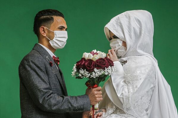 Молодожены во время свадебной фотосессии в Газе  - Sputnik Южная Осетия