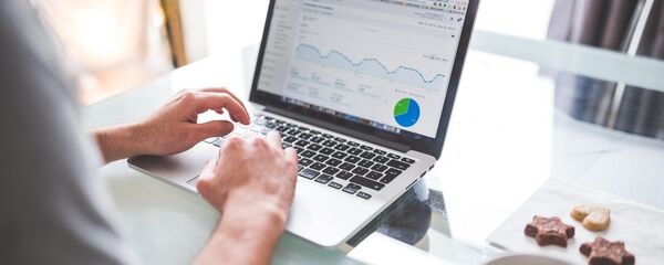 Мужчина за ноутбуком Мужчина за ноутбуком - Sputnik Южная Осетия