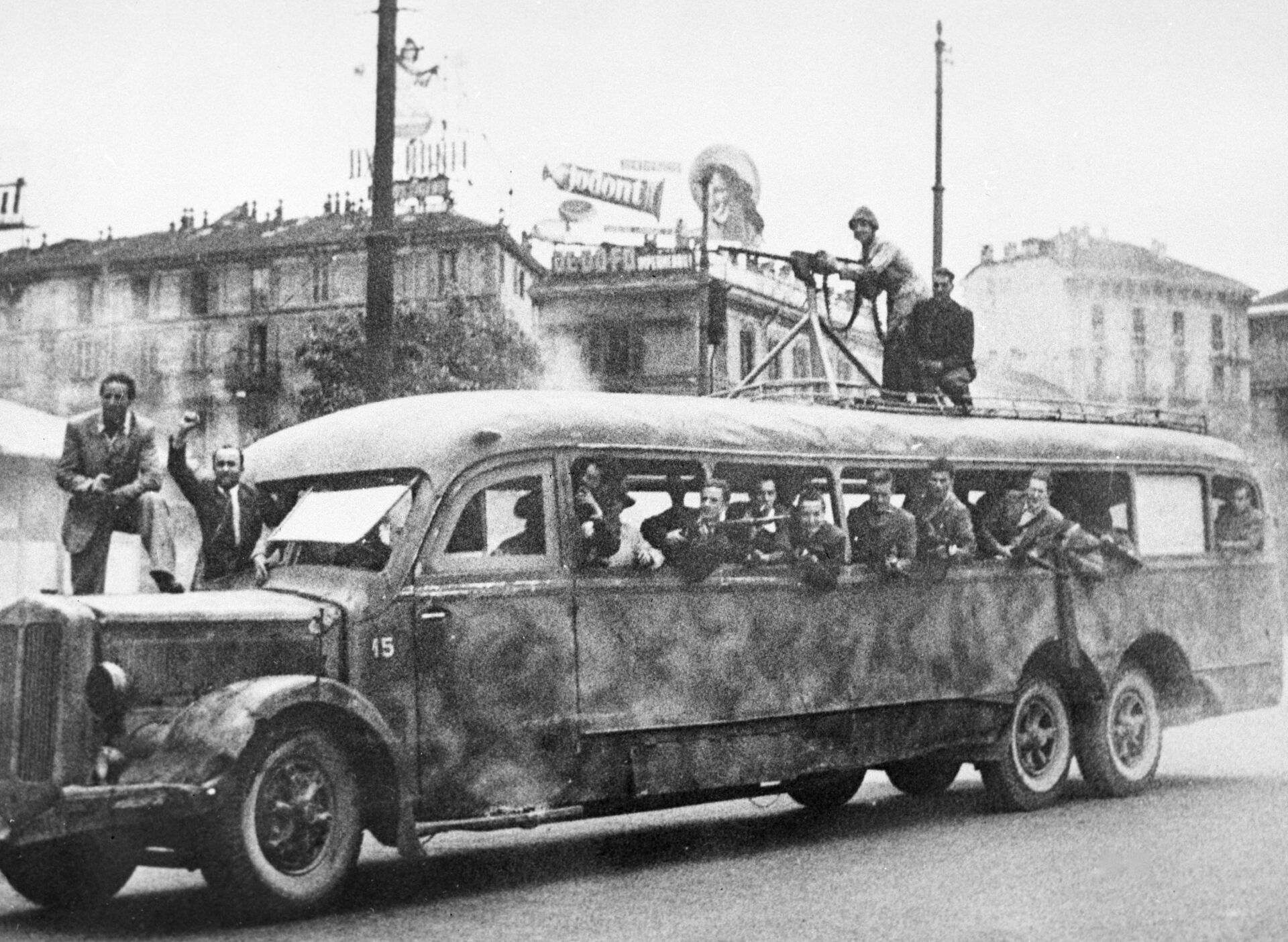 Вооруженный отряд движения Сопротивления в военном автобусе на улице Милана во время второй мировой войны. - Sputnik Южная Осетия, 1920, 09.04.2022