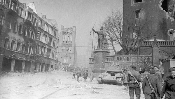 Солдаты на разрушенных улицах Кенигсберга. - Sputnik Южная Осетия