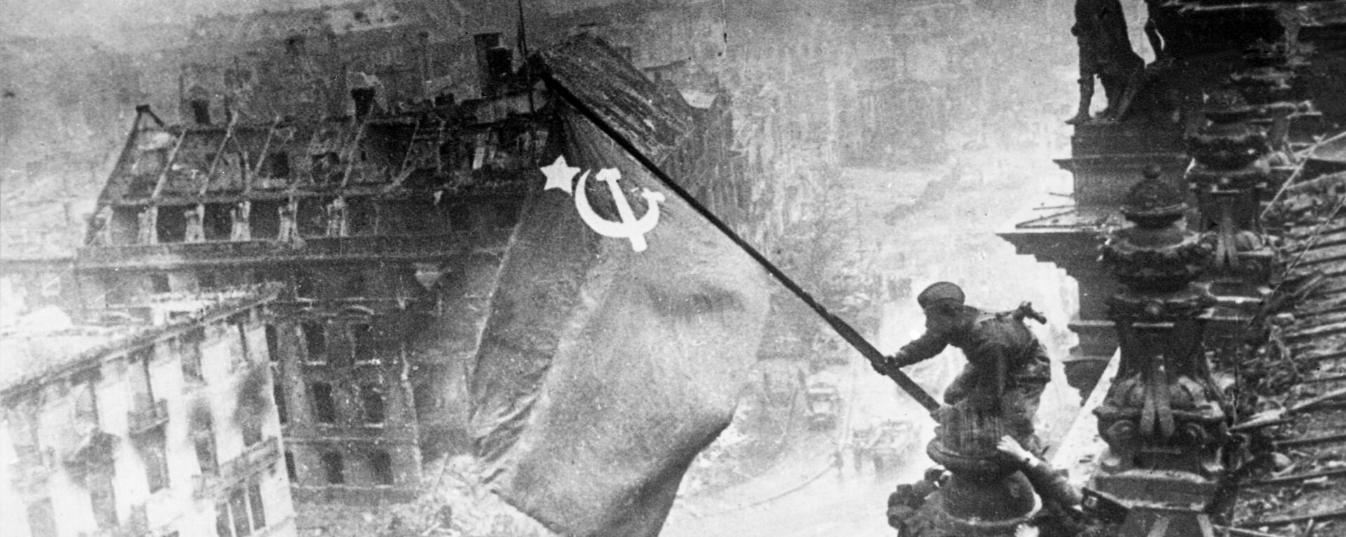 Знамя Победы на здании Рейхстага в Берлине - Sputnik Южная Осетия, 1920, 11.05.2024