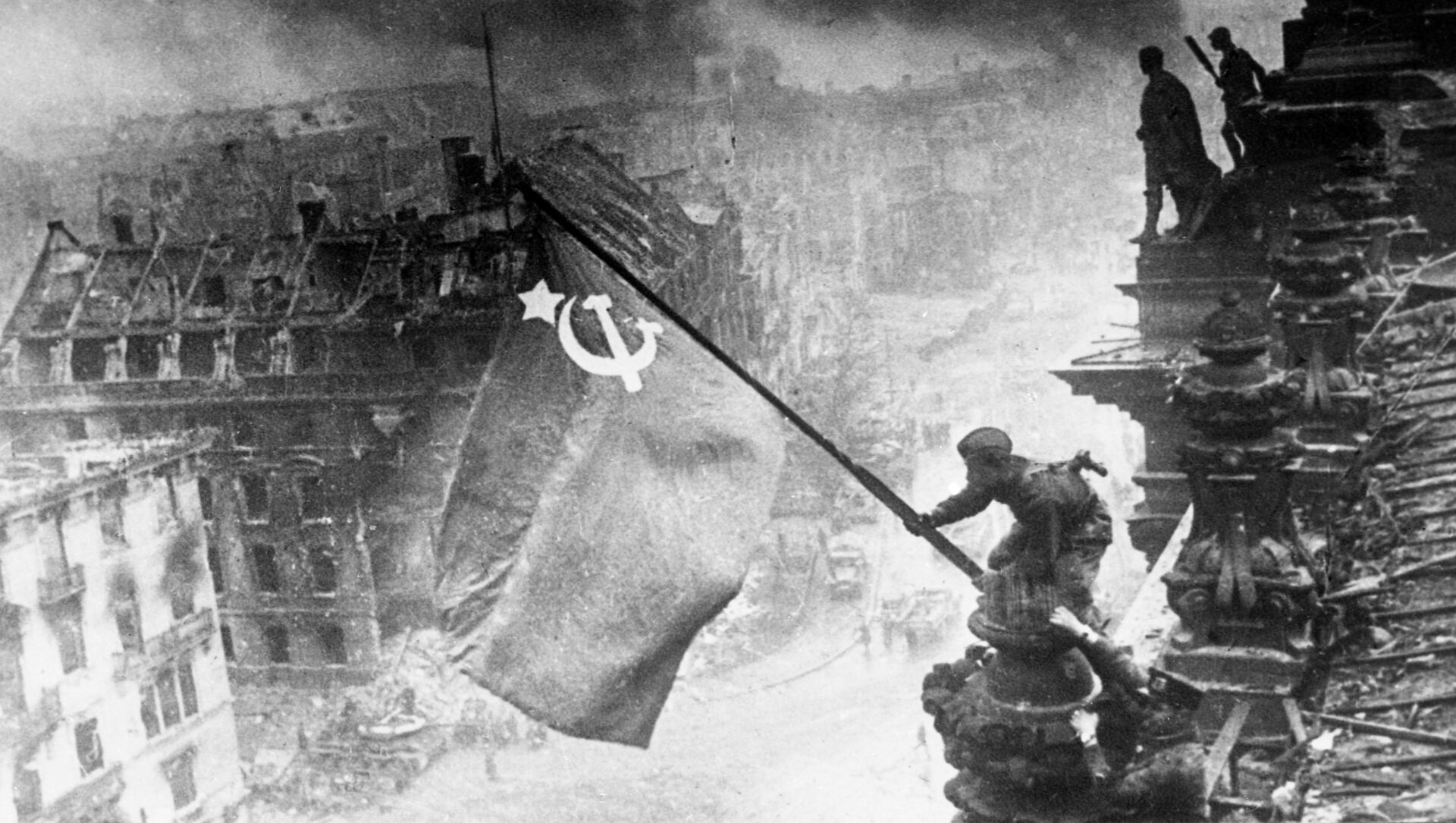 Фото знамя победы над рейхстагом кто на фото