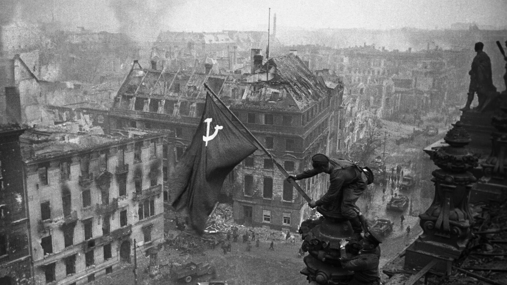 Знамя Победы на здании Рейхстага в Берлине - Sputnik Южная Осетия, 1920, 09.05.2021