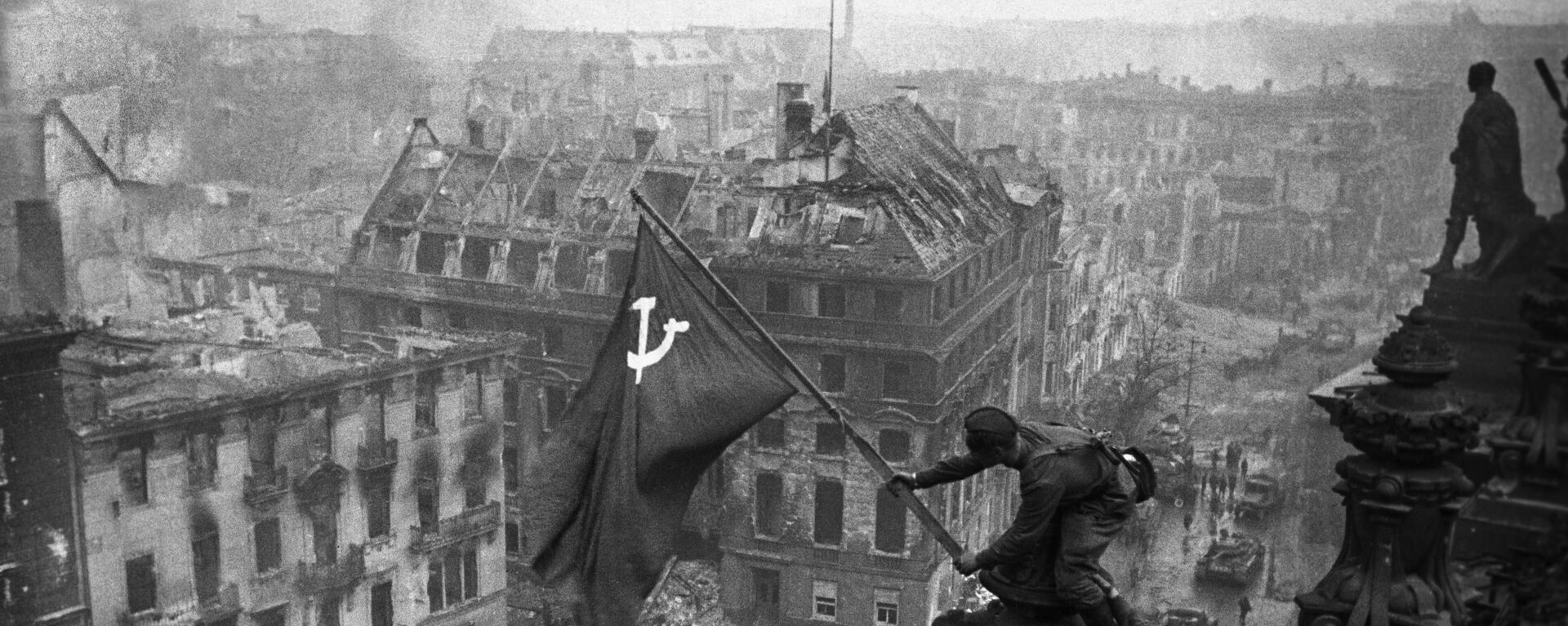 Знамя Победы на здании Рейхстага в Берлине - Sputnik Южная Осетия, 1920, 09.05.2021