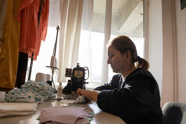 Пошив защитных масок в мастерской Хоха Бекоева - Sputnik Южная Осетия