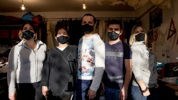 Пошив защитных масок в мастерской Хоха Бекоева - Sputnik Южная Осетия