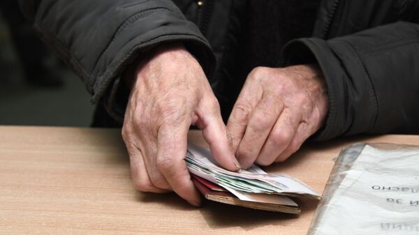 Мужчина с полученной пенсией на почтамте - Sputnik Южная Осетия