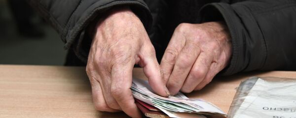 Мужчина с полученной пенсией на почтамте Мужчина с полученной пенсией на почтамте - Sputnik Южная Осетия