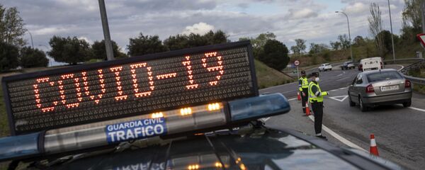 Офицеры испанской полиции на контрольно-пропускном пункте в Мадриде Офицеры испанской полиции на контрольно-пропускном пункте в Мадриде - Sputnik Южная Осетия