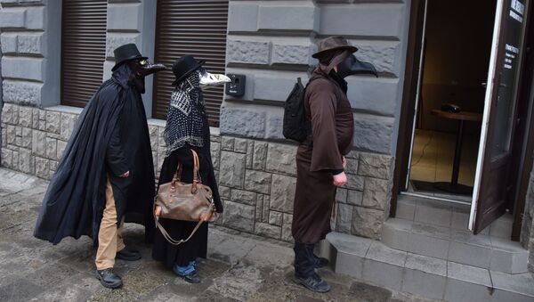 Люди в костюмах чумных докторов на улице Львова, Украина - Sputnik Южная Осетия
