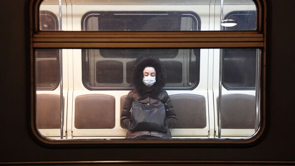 Девушка в вагоне московского метрополитена во время карантина - Sputnik Южная Осетия
