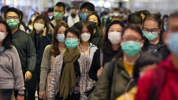 Пассажиры в медицинских масках в переходе метро Гонконга - Sputnik Южная Осетия