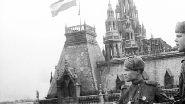 Советские солдаты у городской ратуши Вены, над которой взвился австрийский национальный флаг. - Sputnik Южная Осетия