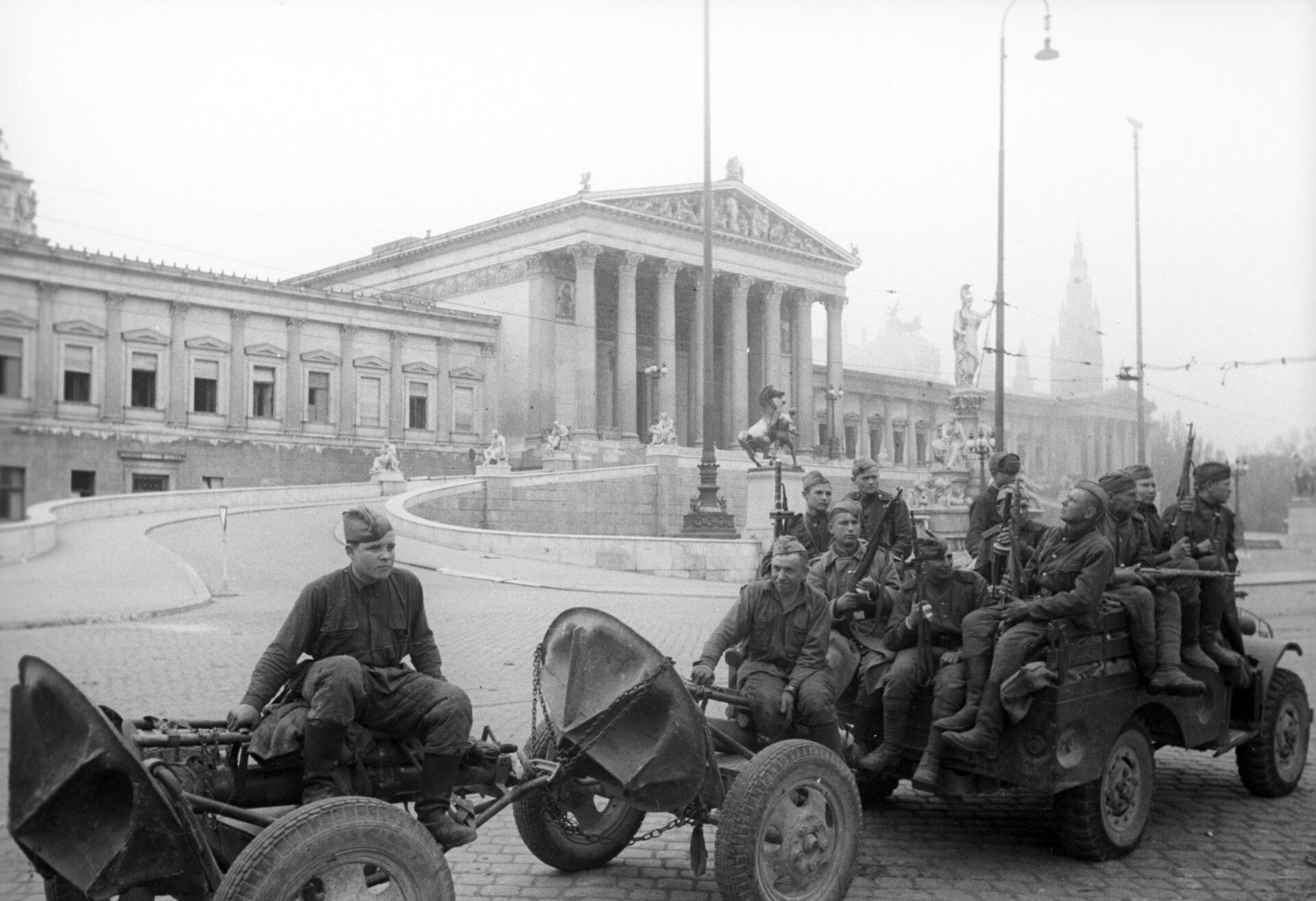 Советские солдаты перед зданием Парламента в Вене. Апрель 1945 года. Великая Отечественная война 1941-1945 годов. Советские солдаты перед зданием Парламента в Вене. Апрель 1945 года. Великая Отечественная война 1941-1945 годов. - Sputnik Южная Осетия, 1920, 14.04.2025
