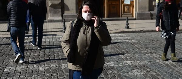 Женщина идет по улице в Тбилиси Женщина идет по улице в Тбилиси - Sputnik Южная Осетия