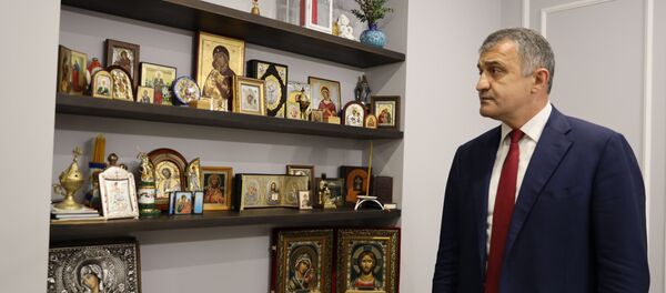 Президент Южной Осетии Анатолий Бибилов у домашнего иконостаса  Президент Южной Осетии Анатолий Бибилов у домашнего иконостаса  - Sputnik Южная Осетия