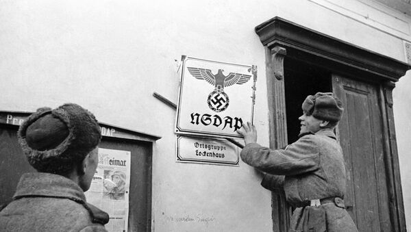 Советские бойцы - освободители Австрии от фашизма в селении Лекенгауз срывают вывески с фашистских учреждений. - Sputnik Южная Осетия