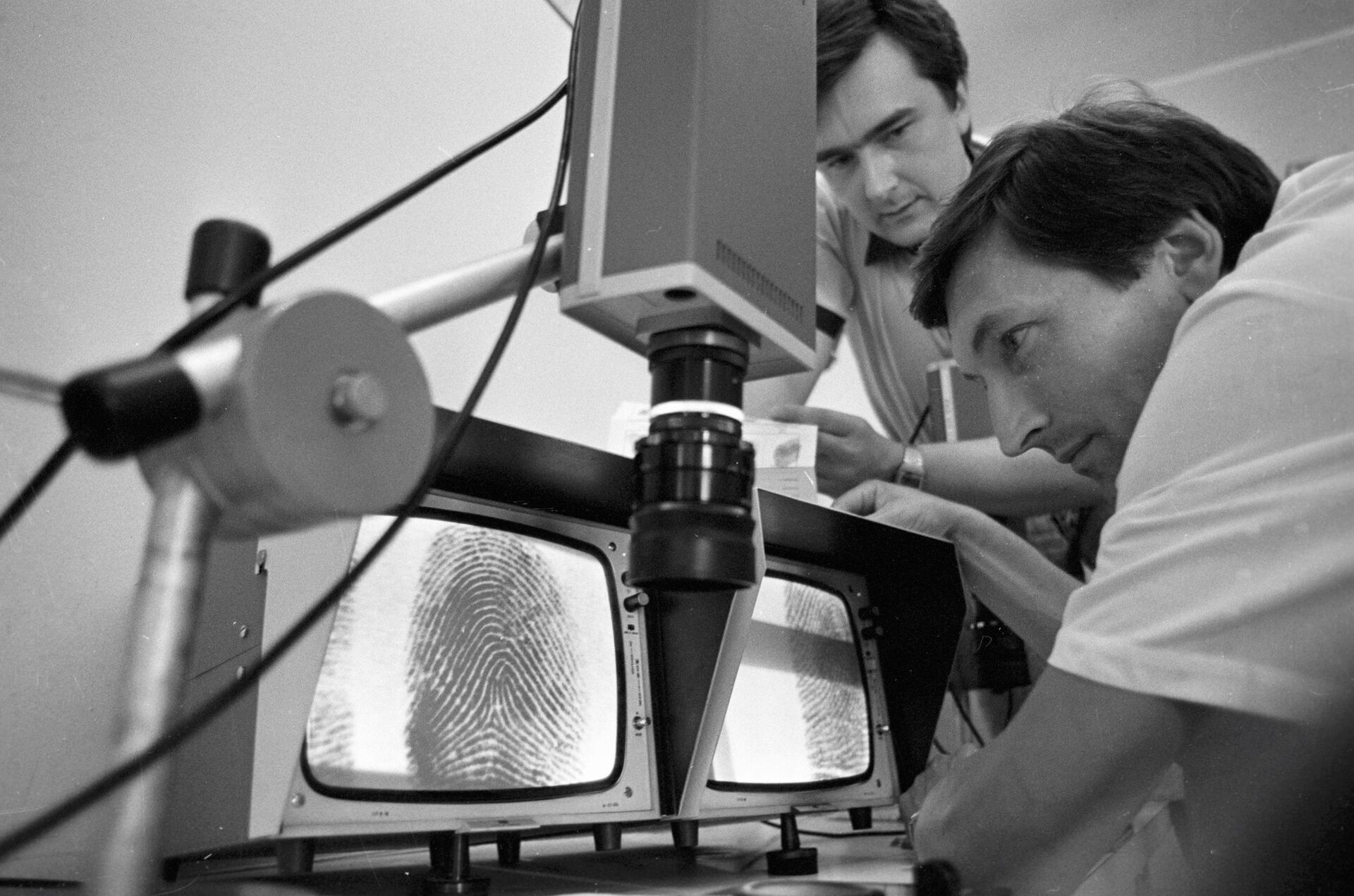 Эксперты дактилоскопической лаборатории проводят идентификацию отпечатков пальцев. - Sputnik Южная Осетия, 1920, 12.09.2022
