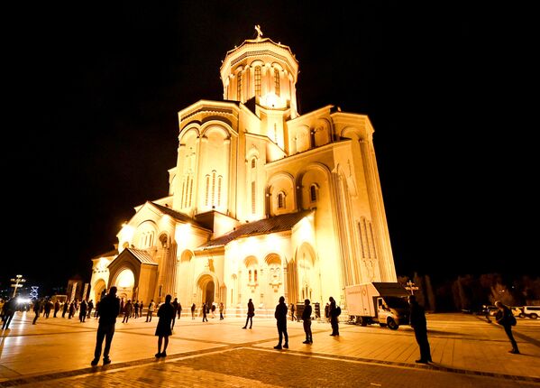 Верующие на дистанции во время пасхального богослужения в Тбилиси  - Sputnik Южная Осетия