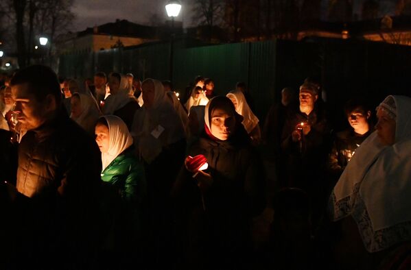 Верующие во время крестного хода у храма Святителя Алексия в Рогожской слободе - Sputnik Южная Осетия