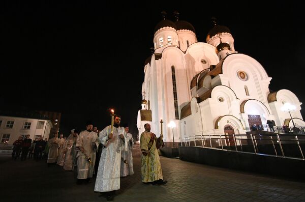Верующие и священнослужители во время крестного хода у храма Рождества Христова в Красноярске - Sputnik Южная Осетия