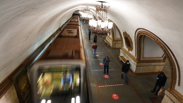 Напольная индикация в Московском метро с призывом соблюдать дистанцию - Sputnik Южная Осетия
